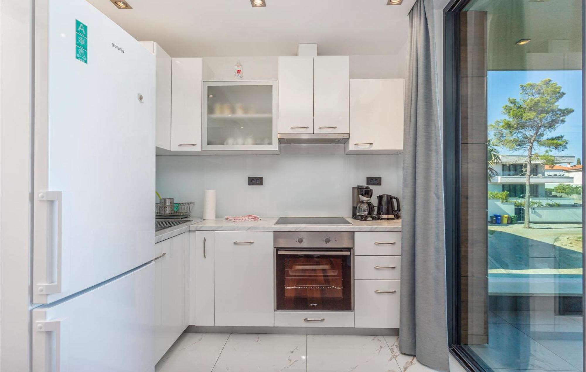 Stunning Apartment In Malinska With Kitchen Экстерьер фото