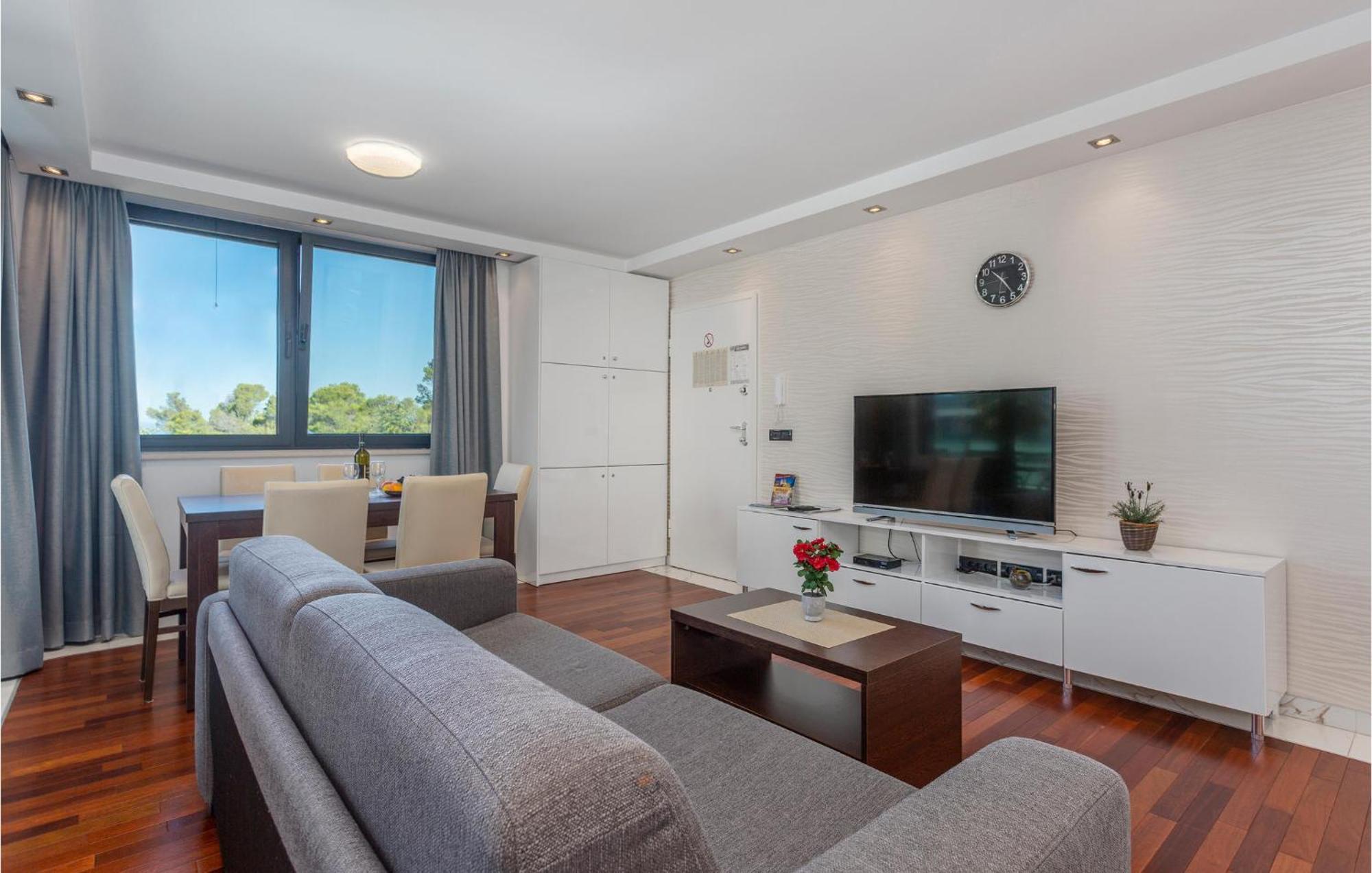 Stunning Apartment In Malinska With Kitchen Экстерьер фото